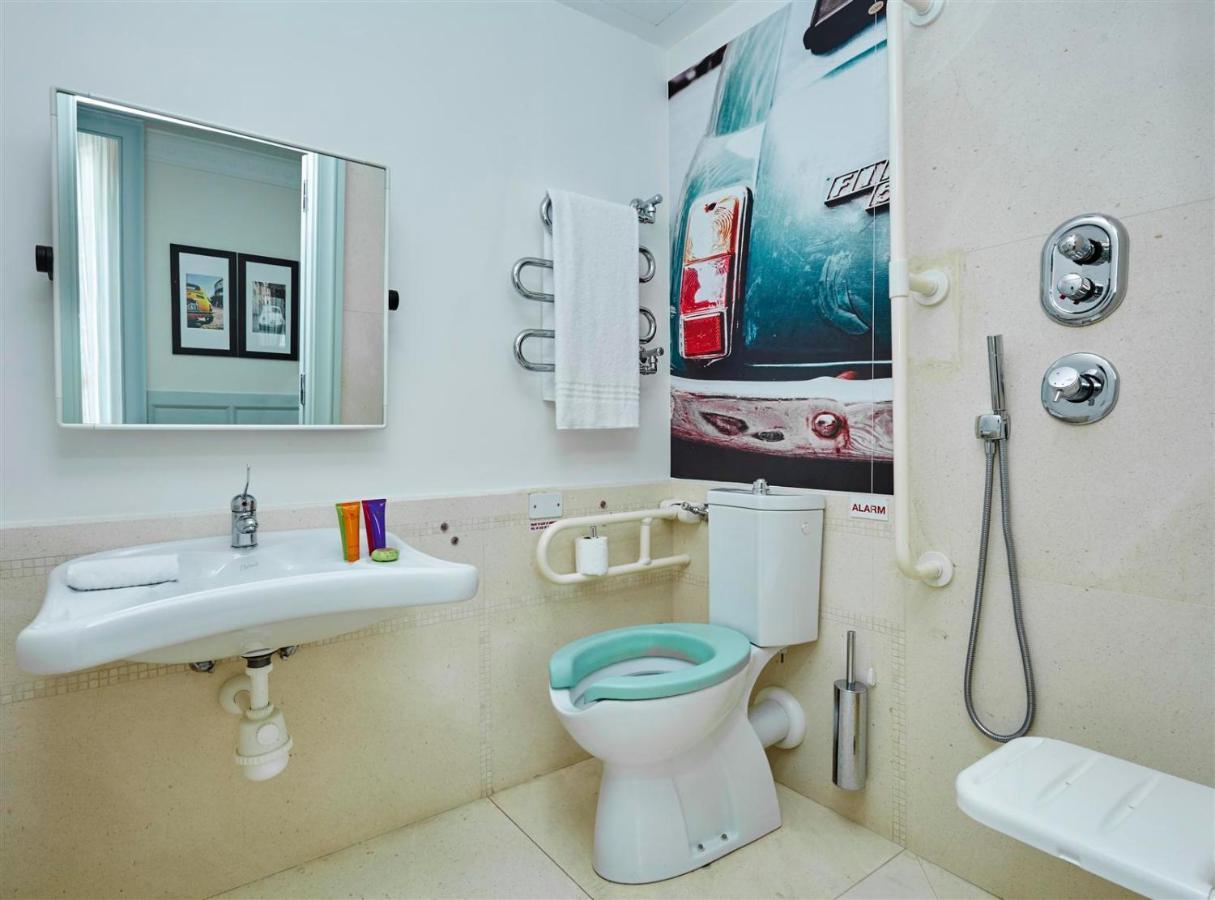 Standard One Queen Bed - Accessible,1433643523:JPEG